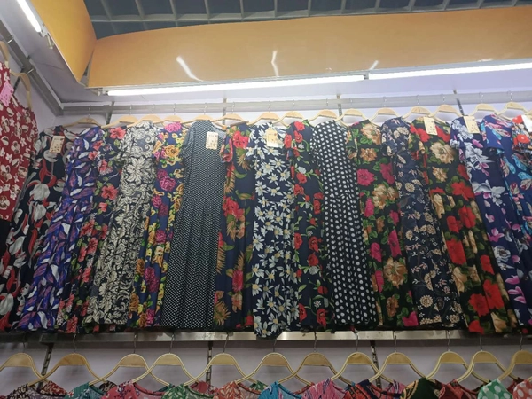 地摊好卖货源妈妈服装冰丝印花裙子中年女装夏装连衣裙